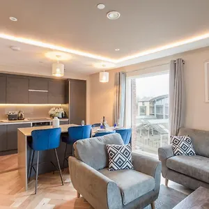  Apartment Luxury 2 Bedroom With Free Parking In The Heart Of